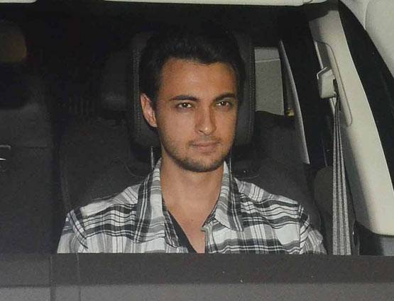 फैमिली पार्टी में 'गर्लफ्रेंड' यूलिया के साथ स्पॉट हुए सलमान