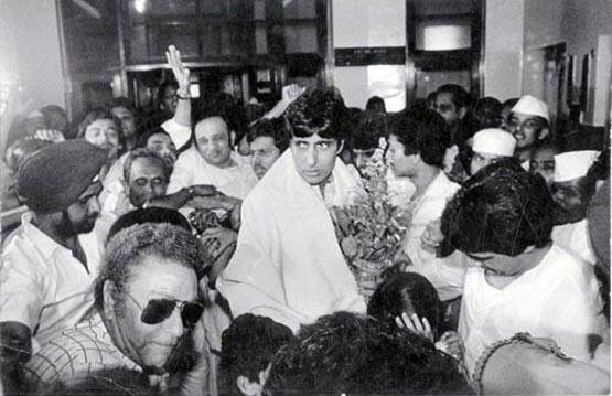 अमिताभ को मौत के मुंह से बाहर निकालने के लिए 200 फैंस ने दिया था खून