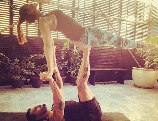 बॉलीवुड के सितारों ने ऐसे किया योग, बाबा रामदेव भी जाएंगे चौंक