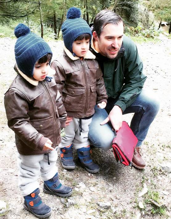 समंदर किनारे BIKINI पहन बेबी बंप के साथ नजर आईं सेलिना जेटली