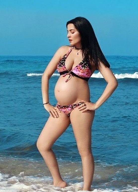 समंदर किनारे BIKINI पहन बेबी बंप के साथ नजर आईं सेलिना जेटली