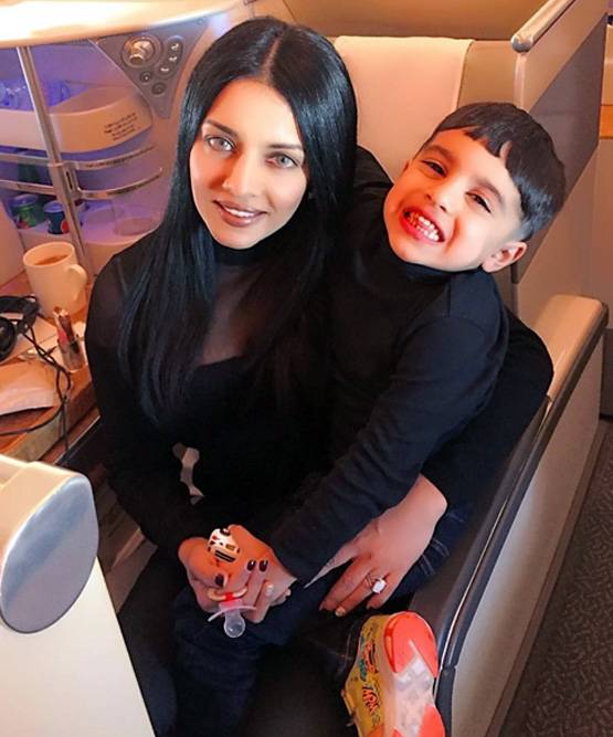 समंदर किनारे BIKINI पहन बेबी बंप के साथ नजर आईं सेलिना जेटली