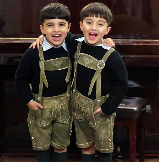 समंदर किनारे BIKINI पहन बेबी बंप के साथ नजर आईं सेलिना जेटली