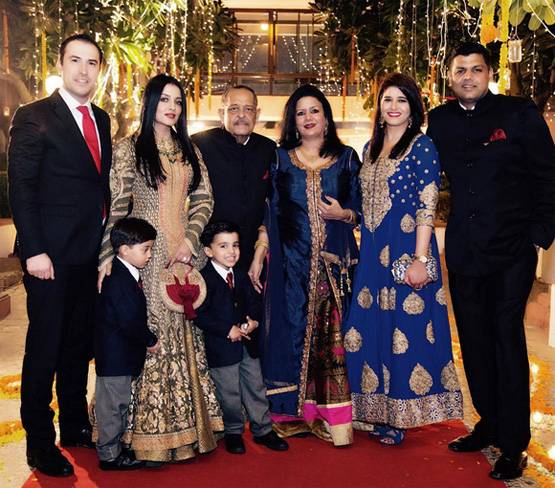 समंदर किनारे BIKINI पहन बेबी बंप के साथ नजर आईं सेलिना जेटली