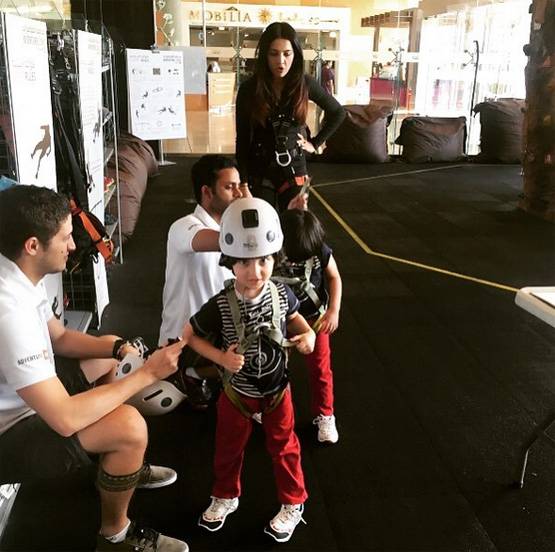 समंदर किनारे BIKINI पहन बेबी बंप के साथ नजर आईं सेलिना जेटली