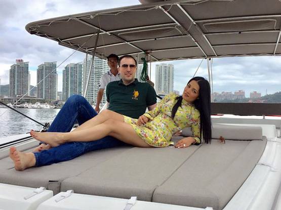 समंदर किनारे BIKINI पहन बेबी बंप के साथ नजर आईं सेलिना जेटली