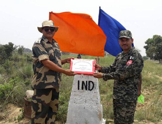 सीमा पर ईद की रौनक, मिले भारत-PAK जवान, बंटी मिठाइयां