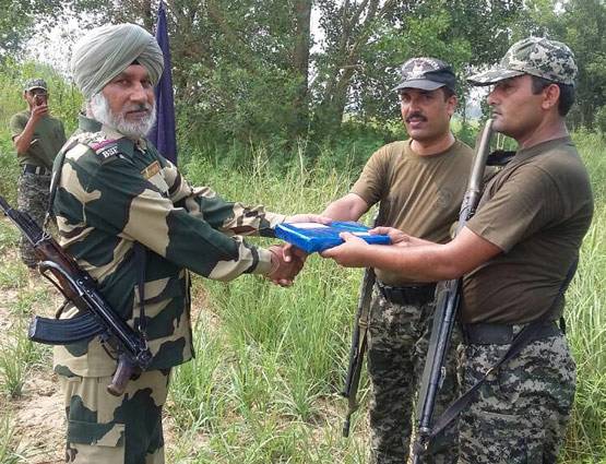 सीमा पर ईद की रौनक, मिले भारत-PAK जवान, बंटी मिठाइयां
