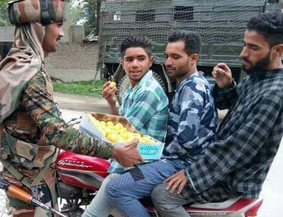 सीमा पर ईद की रौनक, मिले भारत-PAK जवान, बंटी मिठाइयां