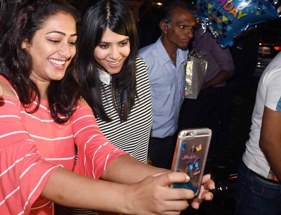 PHOTOS: फैमिली और क्लोज फ्रेंड्स के साथ एकता ने मनाया अपना B'day