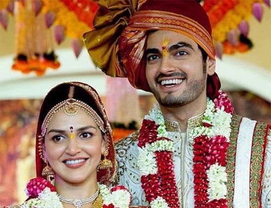 PHOTOS: अपने पति के साथ BABYMOON पर निकलीं ईशा देओल