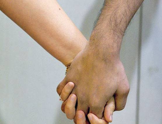 आपके हाथ पकड़ने का अंदाज, खोल देता है आपके प्यार के राज