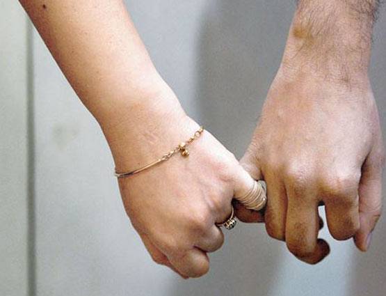 आपके हाथ पकड़ने का अंदाज, खोल देता है आपके प्यार के राज