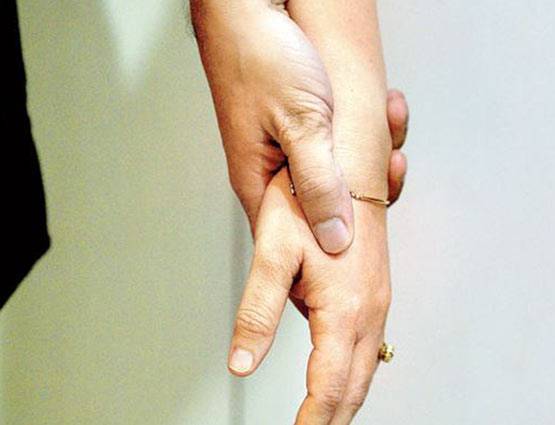 आपके हाथ पकड़ने का अंदाज, खोल देता है आपके प्यार के राज