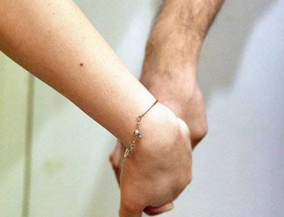 आपके हाथ पकड़ने का अंदाज, खोल देता है आपके प्यार के राज