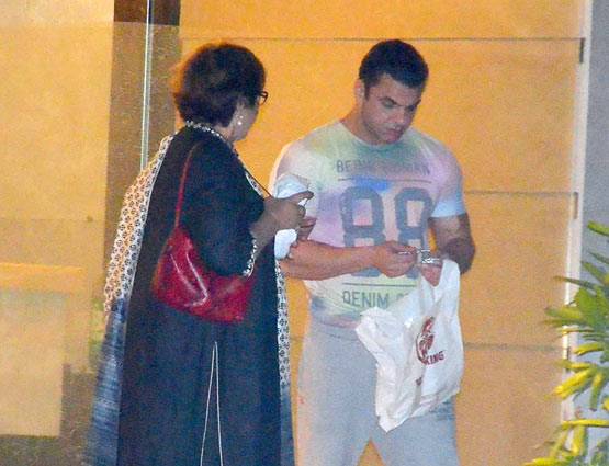 फैमिली पार्टी में 'गर्लफ्रेंड' यूलिया के साथ स्पॉट हुए सलमान