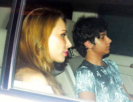 फैमिली पार्टी में 'गर्लफ्रेंड' यूलिया के साथ स्पॉट हुए सलमान