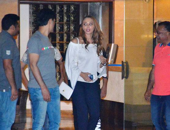 फैमिली पार्टी में 'गर्लफ्रेंड' यूलिया के साथ स्पॉट हुए सलमान