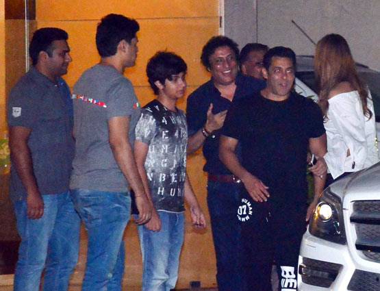 फैमिली पार्टी में 'गर्लफ्रेंड' यूलिया के साथ स्पॉट हुए सलमान