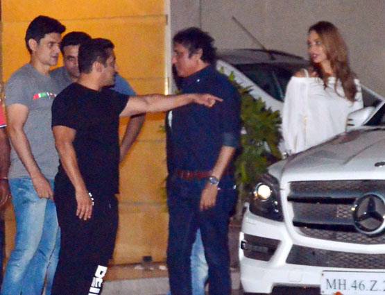 फैमिली पार्टी में 'गर्लफ्रेंड' यूलिया के साथ स्पॉट हुए सलमान