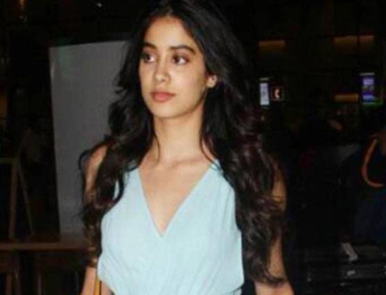 श्रीदेवी की तरह बोल्ड हुईं जाह्नवी, इस ड्रेस में पहुंची रेस्टोरेंट