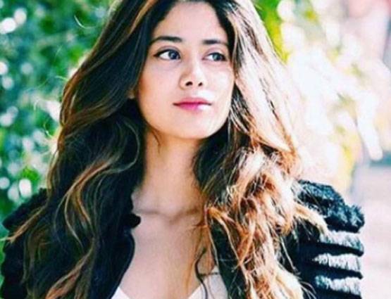 श्रीदेवी की तरह बोल्ड हुईं जाह्नवी, इस ड्रेस में पहुंची रेस्टोरेंट