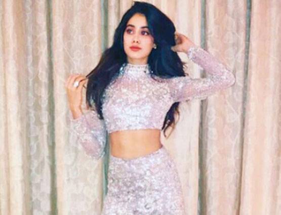 श्रीदेवी की तरह बोल्ड हुईं जाह्नवी, इस ड्रेस में पहुंची रेस्टोरेंट