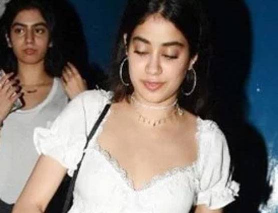 श्रीदेवी की तरह बोल्ड हुईं जाह्नवी, इस ड्रेस में पहुंची रेस्टोरेंट