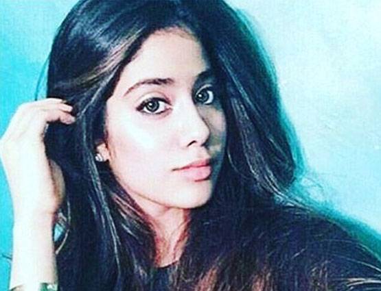 श्रीदेवी की तरह बोल्ड हुईं जाह्नवी, इस ड्रेस में पहुंची रेस्टोरेंट