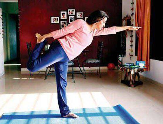 बॉलीवुड के सितारों ने ऐसे किया योग, बाबा रामदेव भी जाएंगे चौंक