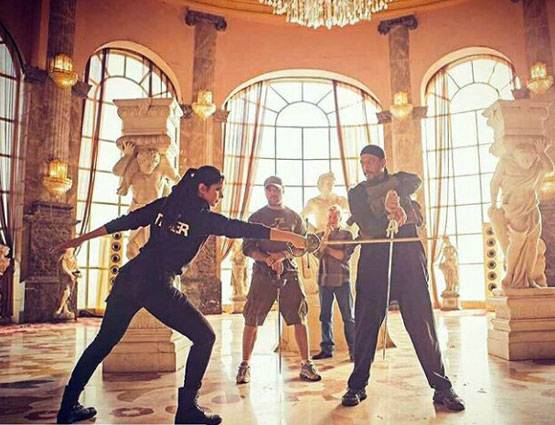 PHOTOS: 'टाइगर जिंदा है' के लिए कटरीना ने हाथ में उठाई बंदूक...