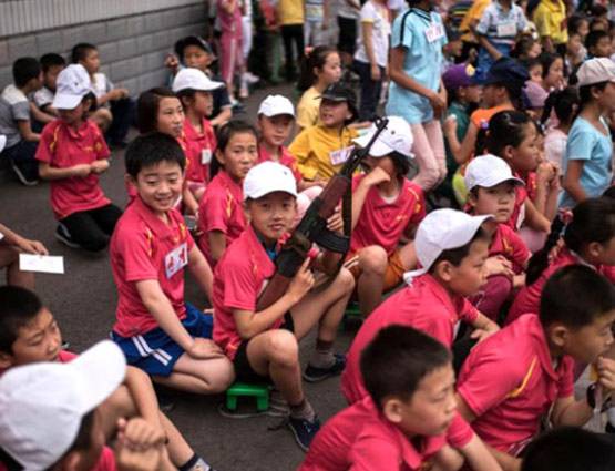 एके-47 हाथ में लेकर भागे बच्‍चे, ऐसे मनाया गया स्‍पोर्ट्स डे