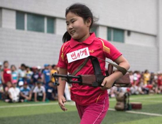 एके-47 हाथ में लेकर भागे बच्‍चे, ऐसे मनाया गया स्‍पोर्ट्स डे