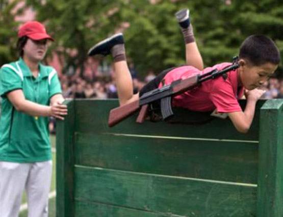 एके-47 हाथ में लेकर भागे बच्‍चे, ऐसे मनाया गया स्‍पोर्ट्स डे