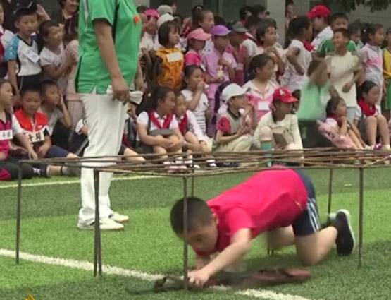 एके-47 हाथ में लेकर भागे बच्‍चे, ऐसे मनाया गया स्‍पोर्ट्स डे