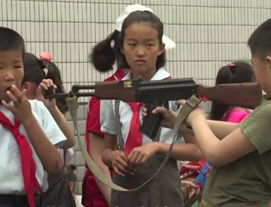 एके-47 हाथ में लेकर भागे बच्‍चे, ऐसे मनाया गया स्‍पोर्ट्स डे