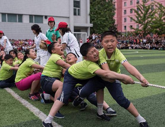 एके-47 हाथ में लेकर भागे बच्‍चे, ऐसे मनाया गया स्‍पोर्ट्स डे