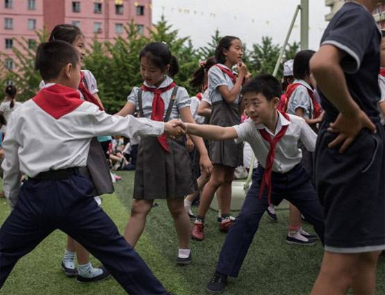 एके-47 हाथ में लेकर भागे बच्‍चे, ऐसे मनाया गया स्‍पोर्ट्स डे