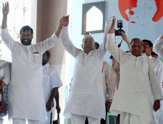 जानें कितने अमीर हैं लालू, और कितना कमाते है उनके परिवार के लोग