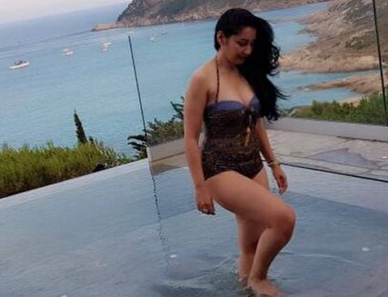 रेड बिकिनी में हॉट दिखीं मान्यता, संजय दत्त की हर हीरोइन भरेंगी इनके आगे पानी