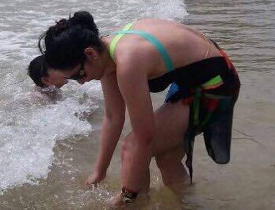 रेड बिकिनी में हॉट दिखीं मान्यता, संजय दत्त की हर हीरोइन भरेंगी इनके आगे पानी