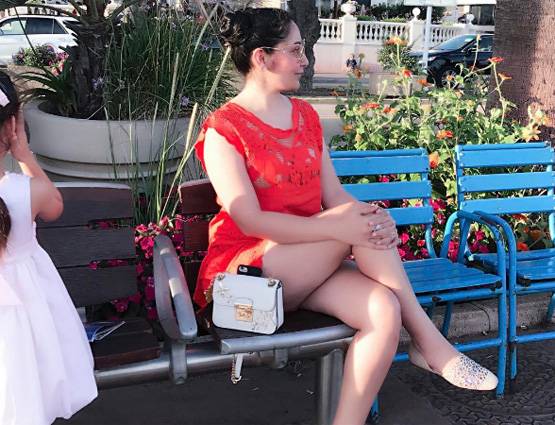 रेड बिकिनी में हॉट दिखीं मान्यता, संजय दत्त की हर हीरोइन भरेंगी इनके आगे पानी