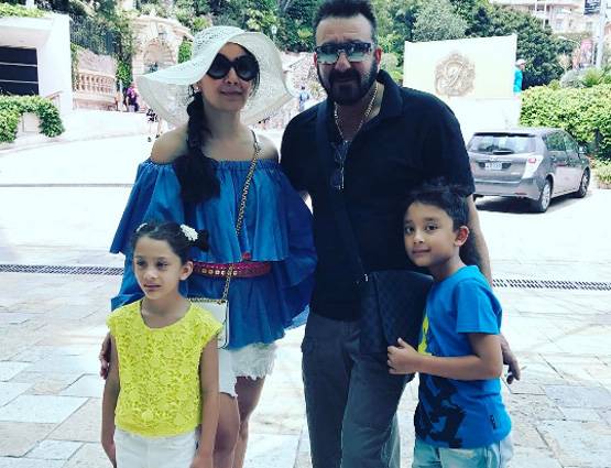 रेड बिकिनी में हॉट दिखीं मान्यता, संजय दत्त की हर हीरोइन भरेंगी इनके आगे पानी