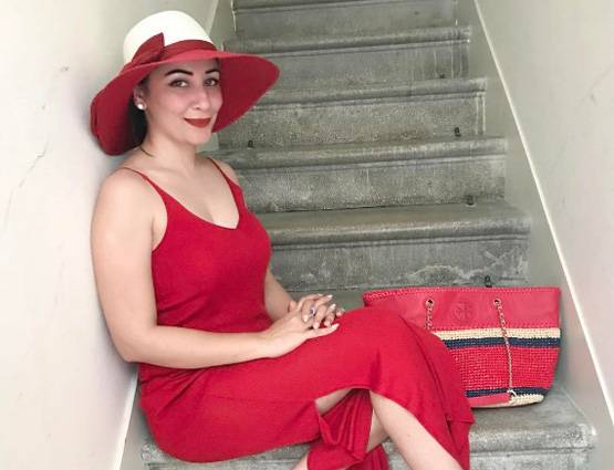 रेड बिकिनी में हॉट दिखीं मान्यता, संजय दत्त की हर हीरोइन भरेंगी इनके आगे पानी