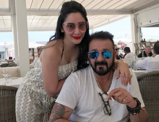 रेड बिकिनी में हॉट दिखीं मान्यता, संजय दत्त की हर हीरोइन भरेंगी इनके आगे पानी