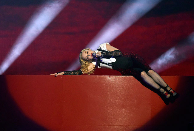 बॉलीवुड से लेकर हॉलीवुड तक सब योग के दीवाने...