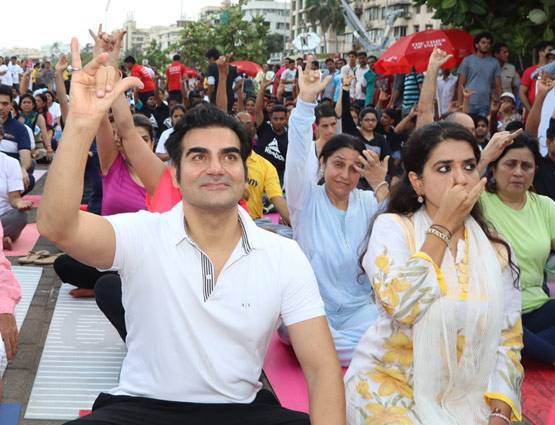 योगा डे पर साथ दिखे मलाइका-अरबाज, जानें इनका फिटनेस मंत्रा