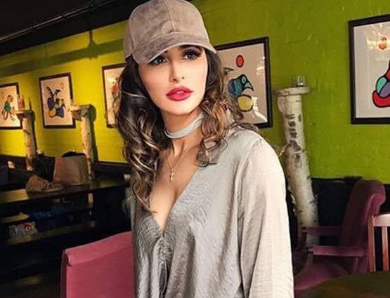 एक्टिंग करियर में फ्लॉप रही ये एक्ट्रेस, अब ला रही है अपना एल्बम