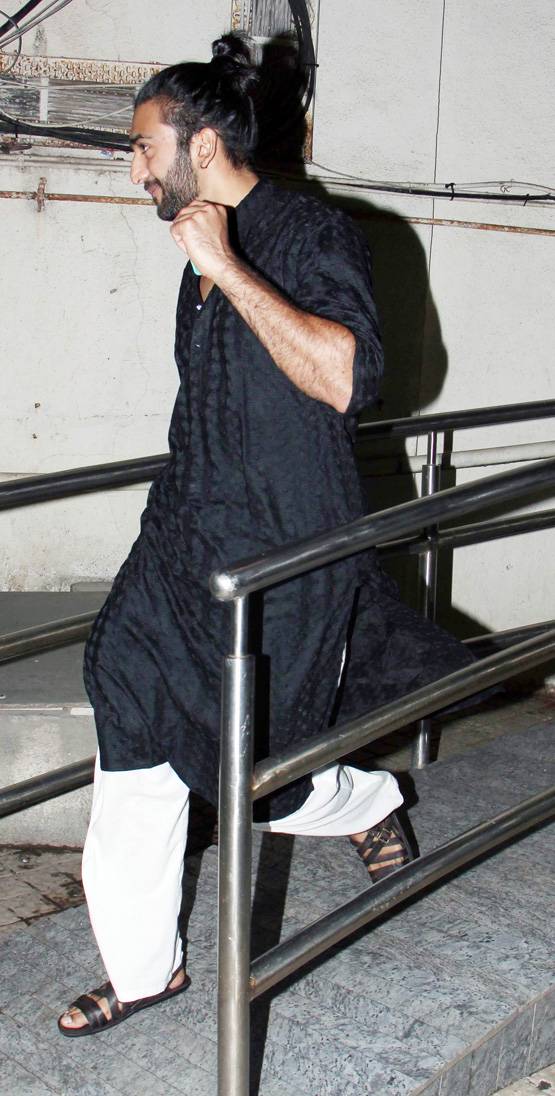 'मिस्ट्री बॉय' के साथ एक बार फिर दिखीं नव्या नवेली,  कैमरों से छिपाया चेहरा