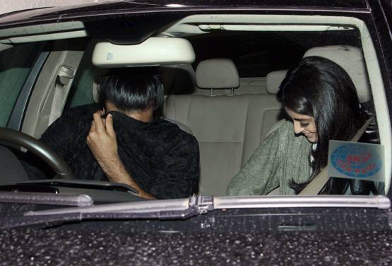 'मिस्ट्री बॉय' के साथ एक बार फिर दिखीं नव्या नवेली,  कैमरों से छिपाया चेहरा